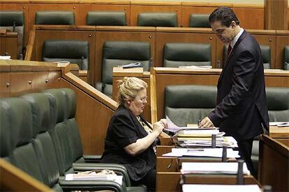 La socialista Joana Madrigal habla con el portavoz parlamentario del PP, Leopoldo Barreda, en un momento del pleno.