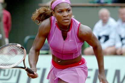 Serena nunca le ha tenido miedo a la cuestionada combinación de rosa y rojo. Tampoco a plantarse en el Roland Garros con pendientes de generosas proporciones y un llamativo y brillante piercing que podía verse gracias a su defensa del crop top.