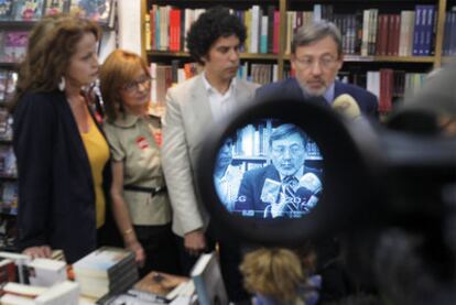 Jaime Lissavetzky visitó ayer el barrio de Chueca y compró en la librería Berkana. Aprovechó para pedir a Gallardón que aclare su postura sobre la Ley de Matrimonio Homosexual.