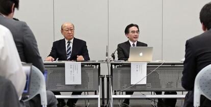 Tatsumi Kimishima (izquierda) junto al antiguo presidente, Satoru Iwata