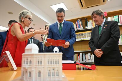 El presidente del Gobierno, Pedro Sánchez, acompañado por el director del Instituto Cervantes, Luis García Montero, en la inauguración de la sede de Shanghái, este martes.