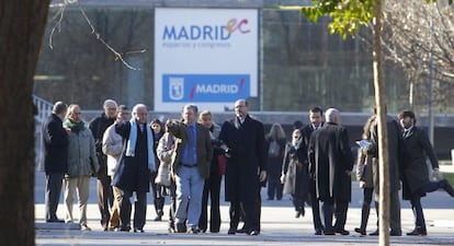 Miembros de la comisi&oacute;n judicial visitan el pabell&oacute;n Madrid Arena. En el centro, con chaqueta de color marr&oacute;n y vaqueros, el juez Eduardo L&oacute;pez Palop.