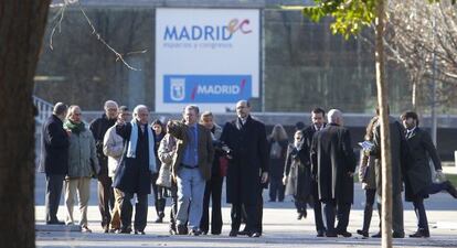 Miembros de la comisi&oacute;n judicial visitan el pabell&oacute;n Madrid Arena. En el centro, con chaqueta de color marr&oacute;n y vaqueros, el juez Eduardo L&oacute;pez Palop.