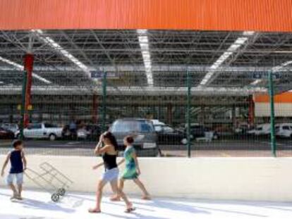 Un grupo de personas camina frente a un hipermercado en Sao Paulo. EFE/Archivo