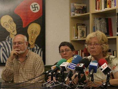 Rosa Toran, en una foto de archivo durante su presidencia de Amical de Mauthausen (derecha), y dos miembros de la asociación.