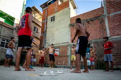 Niños jugando en Río de Janeiro. 
