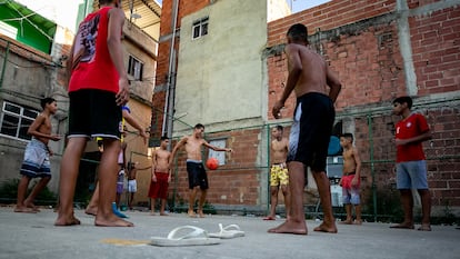 Niños jugando en Río de Janeiro.