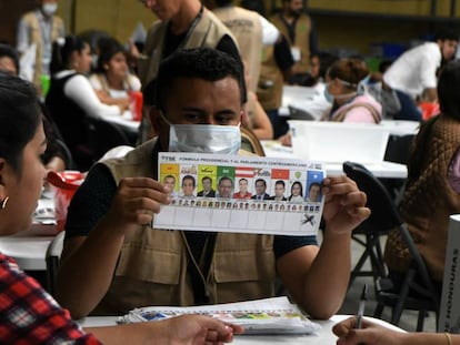 Miembros del Tribunal Electoral cuentan los votos.