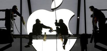 Trabajadores en las instalaciones de una tienda de Apple en China.