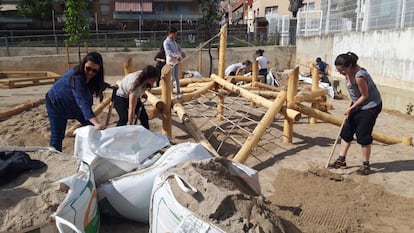 Familias y docentes, en una jornada de renovación del patio de la escuela Enxaneta de Terrassa