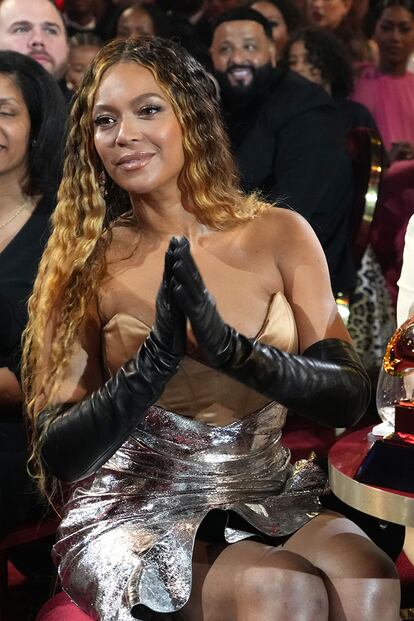 Tampoco posó sobre la alfombra roja Beyoncé. En su caso porque llegó una hora y media después de que arrancara la gala, cuando ya había ganado hasta un Grammy que no pudo subir a recoger. La artista estaba nominada en nueve categorías y se convirtió en la artista con más premios Grammy en su estantería de la historia.