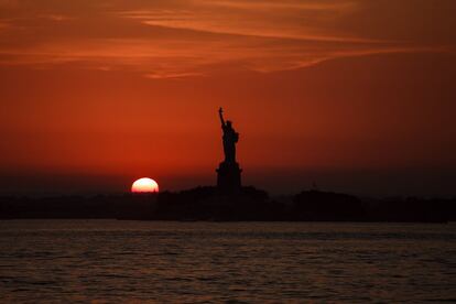 La silueta de la Estatua de la Libertad vista durante el atardecer en la ciudad de Nueva York (Estados Unidos), el 1 de julio de 2018.