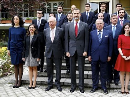 El Rey Felipe VI y el ministro de Asuntos Exteriores, Manuel García-Margallo, durante la entrega de los despachos de secretario de embajada a los 15 integrantes de la LXVI promoción de diplomáticos, en un acto celebrado hoy en la Escuela Diplomática.