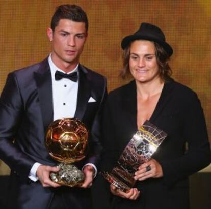 Nadine Angerer, primer portero (mujer o hombre) Balón de Oro de la historia, con Ronaldo, en la gala de enero de 2014.