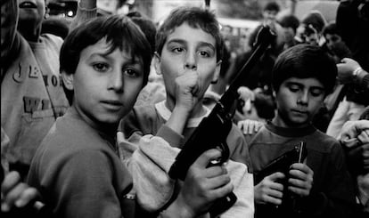 Crianças com uma arma em Palermo, 1986.