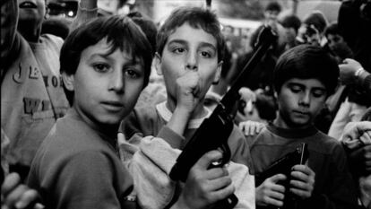Crianças com uma arma em Palermo, 1986.