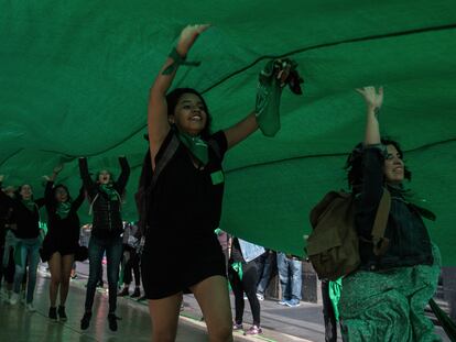 Un grupo de mujeres se manifiesta a favor del aborto, en CDMX