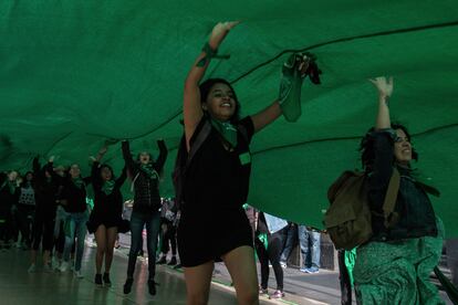 Un grupo de mujeres se manifiesta a favor del aborto, en CDMX