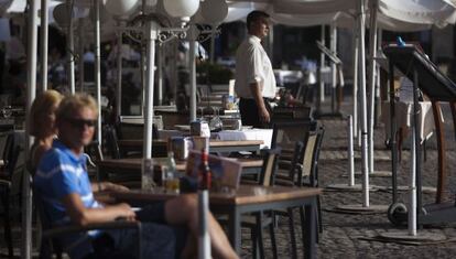 Unos turistas extranjeros en una terraza del centro de Madrid.