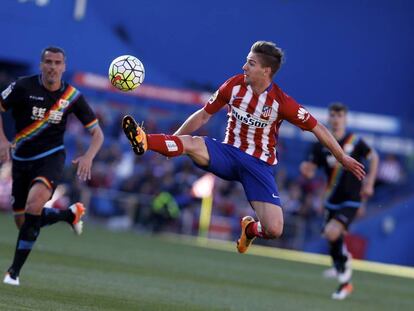 Luciano Vietto del Atlético de Madrid intenta controlar el balón.