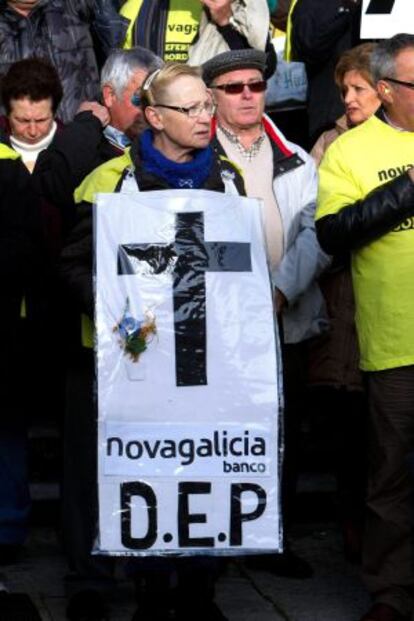 Protesta en Santiago de afectados por las participaciones preferentes.