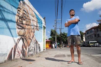 Wallace Pato, diante de uma pintura que fez em Ramos, no Rio.