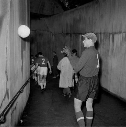 Lev Yashin, "La araña negra" fue uno de los protagonistas de la Eurocopa de 1960. Con esa indumentaria oscura, provocaba que los delanteros no fueran conscientes de su presencia. Las técnicas que durante aquella época utilizaba el portero ruso se utilizan actualmente para mejorar los reflejos y la capacidad de reacción bajo los palos. Pilar absoluto de la selección, descargaba a su defensa y frustraba el ataque rival.