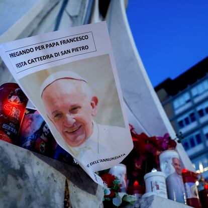 Rome (Italy), 22/02/2025.- A poster with the image of Pope Francis at the foot of the statue of Pope St. John Paul II outside Gemelli University Hospital, where Pope Francis is battling pneumonia and a respiratory infection, in Rome, Italy, 22 February 2025. Pope Francis was hospitalized on 14 February due to a respiratory tract infection. (Papa, Italia, Roma) EFE/EPA/GIUSEPPE LAMI
