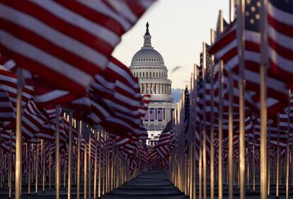 Banderas estadounidenses en el National Mall, frente al Capitolio, el día de la toma de posesión de Joe Biden.