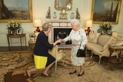 La reina Isabel II (d) recibe a la conservadora, Theresa May (i), para una audiencia en el palacio de Buckingham en Londres, Reino Unido. Theresa May se convirtió en la primera ministra del Reino Unido, la segunda mujer en la historia del país en ocupar el cargo, al recibir el mandato de la reina Isabel II para formar Gobierno tras la dimisión de David Cameron, el 13 de julio de 2016.
