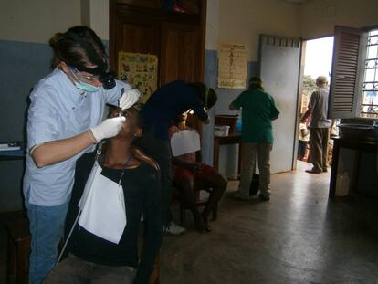 Empastes, extracciones y desinfección en el Hogar de la Esperanza para niños de la calle, en Yaundé.