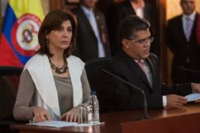 El canciller venezolano Elías Jaua (d) y su homóloga colombiana María Angela Holguín (i) se preparan para ofrecer declaraciones, este viernes 18 de enero de 2013, en la Casa Amarilla sede de la cancillería en Caracas (Venezuela).