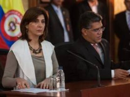 El canciller venezolano Elías Jaua (d) y su homóloga colombiana María Angela Holguín (i) se preparan para ofrecer declaraciones, este viernes 18 de enero de 2013, en la Casa Amarilla sede de la cancillería en Caracas (Venezuela).