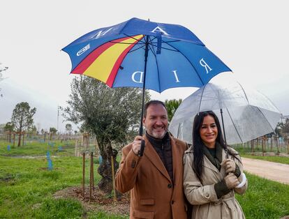 El entonces delegado de Desarrollo Urbano de Madrid, Mariano Fuentes, y la vicealcaldesa, Begoña Villacís, durante un acto del bosque metropolitano el 21 de marzo de 2022,