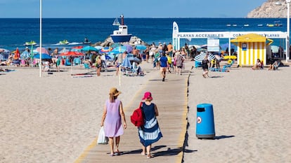 Playas de Benidorm durante Semana Santa, la primera gran cita vacacional que ha traído a miles de turistas.