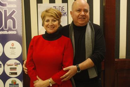 Esther García y Agustín Almodóvar posan antes de agradecer la concesión del premio honorífico de Zinegoak.