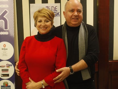 Esther García y Agustín Almodóvar posan antes de agradecer la concesión del premio honorífico de Zinegoak.