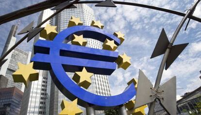 Logo del euro que decora los alrededores de la sede del BCE.
