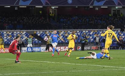 Griezmann marca el empate del Barcelona ante el Nápoles. 