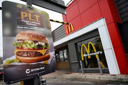 Promoción de hamburguesas a base de vegetales en un restaurante McDonald's en London (Ontario, Canada).