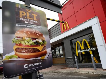 Promoción de hamburguesas a base de vegetales en un restaurante McDonald's en London (Ontario, Canada).