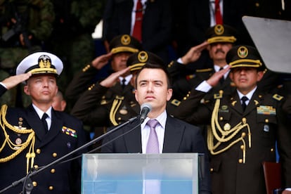 Daniel Noboa en una ceremonia para entregar equipo a la Policía Nacional, este lunes, en Quito.
