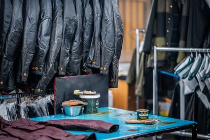 Diferentes chaquetas almacenados en el interior del taller de Barbour en Madrid.