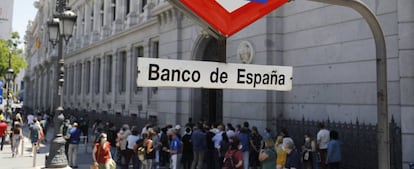 Decenas de personas hacen cola en el Banco de España para cambiar pesetas por euros. 