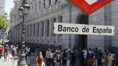 Decenas de personas hacen cola en el Banco de España para cambiar pesetas por euros. 