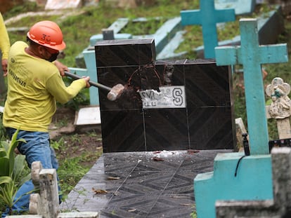 reo destruye la lápida de un pandillero de la MS-13 en Santa Tecla, El Salvador