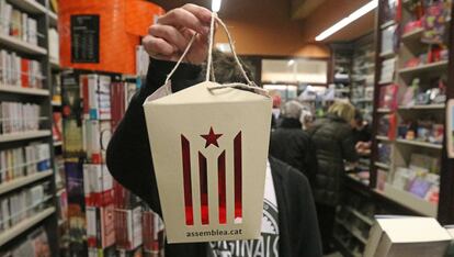 Fanalet amb l'estelada en una llibreria de Vic.