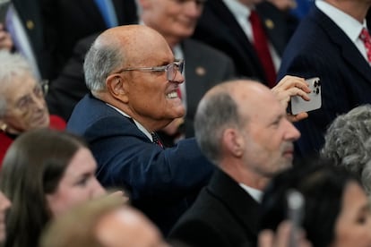 Rudy Giuliani toma una foto durante la investidura de Donald Trump como 47º presidente de Estados Unidos. 
