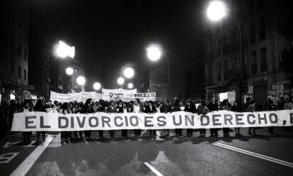 Manifestación a favor del divorcio en Madrid convocada por organizaciones feministas, partidos de izquierdas, sindicatos y asociaciones de vecinos, encabezada por una gran pancarta con el lema "El divorcio es un derecho". La Ley del Divorcio se aprobó en 1981.