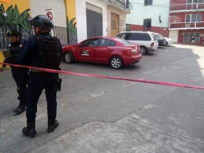 Policías resguardan el sitio donde fue asesinada la periodista María Elena Ferral, en marzo pasado.